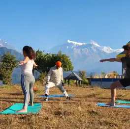 Yogasessie in serene omgeving in de Himalaya