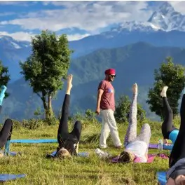 Yoga beoefenen in rustgevende natuur nabij Pokhara