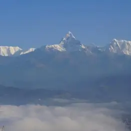 Meditatie in de bergen van Nepal tijdens yoga retreat