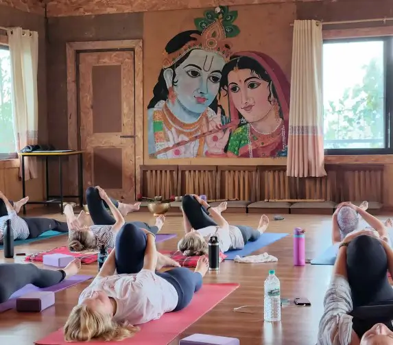 Yogasessie in serene omgeving in de Himalaya