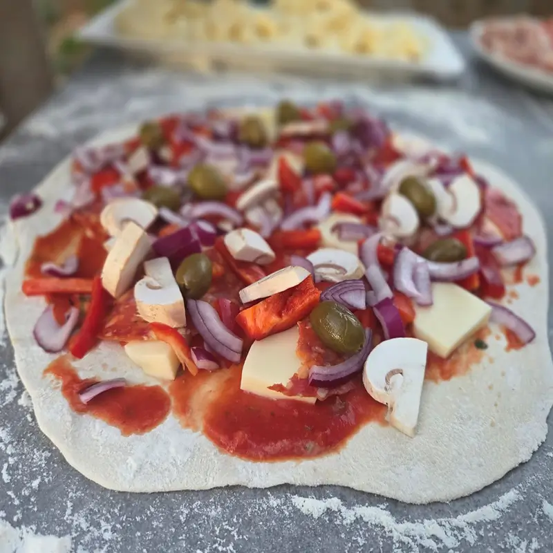 met zijn allen pizza bakken bij onze eigen accommodatie en tegelijkertijd genieten van de zonsondergang.
